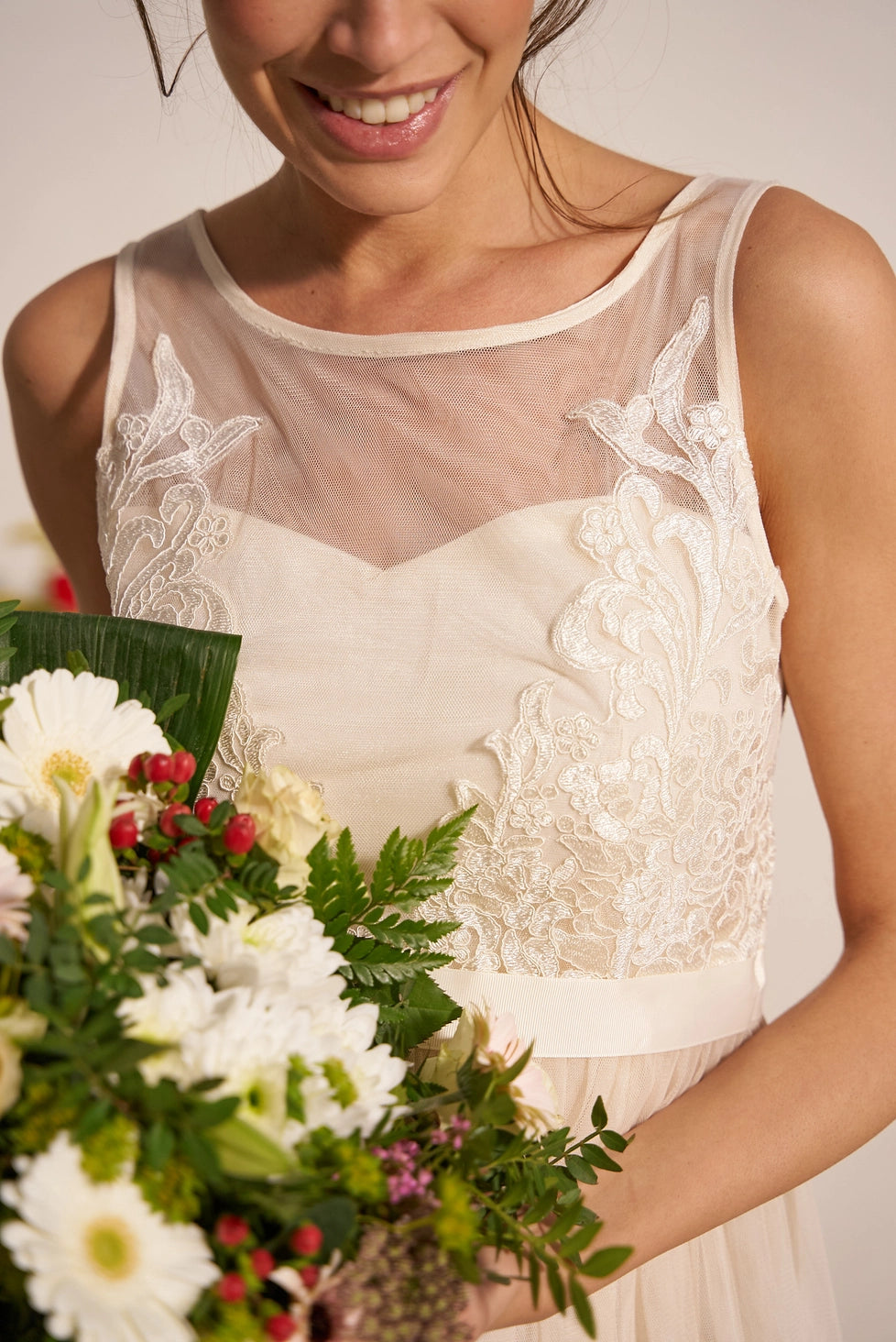 Anmut in Tüll: Romantisches Kurzkleid mit Französischem Flair - Trouver La Mode