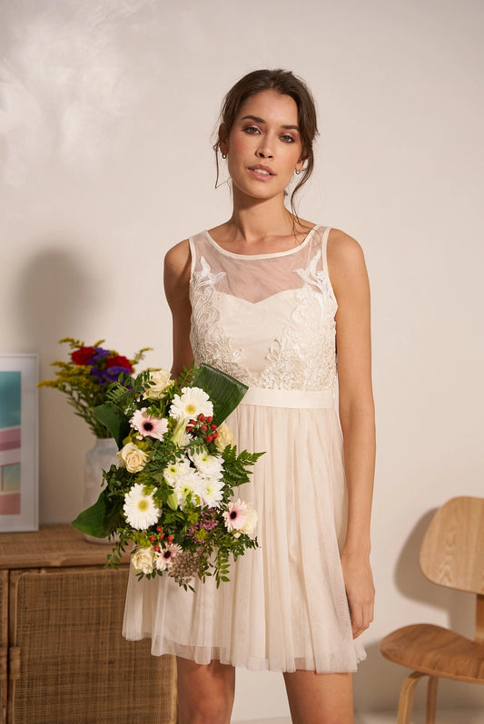 Anmut in Tüll: Romantisches Kurzkleid mit Französischem Flair - Trouver La Mode