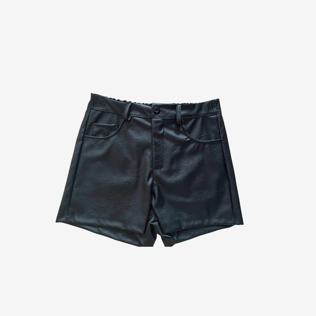Shorts aus Kunstleder - Trouver La Mode - Du kannst sie mit Absätzen tragen oder sie für einen urbanen Look mit Sneakern und einem T-Shirt kombinieren. Erhältlich in den Farben: Schwarz, Olivgrün-Gelb und Himbeere.     Shorts aus Kunstleder / Faux Leather Lizard Lime Green Shorts / Vegan Leather