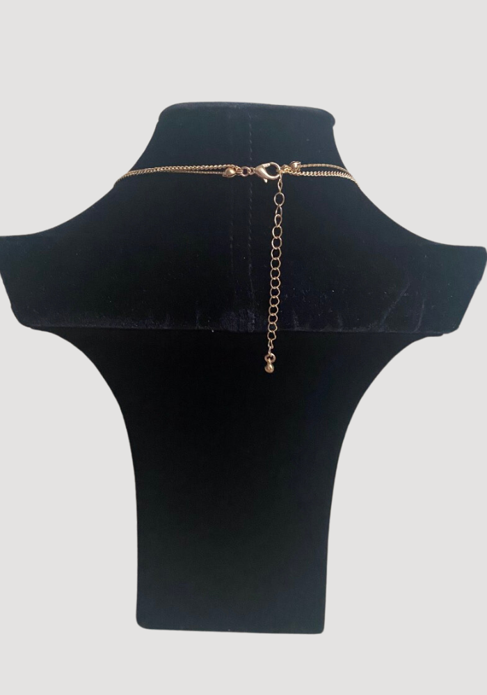 Halskettendetails in Blau - Trouver La Mode