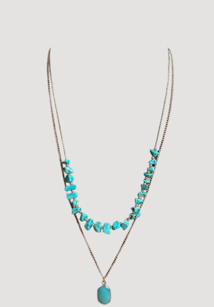 Halskettendetails in Blau - Trouver La Mode