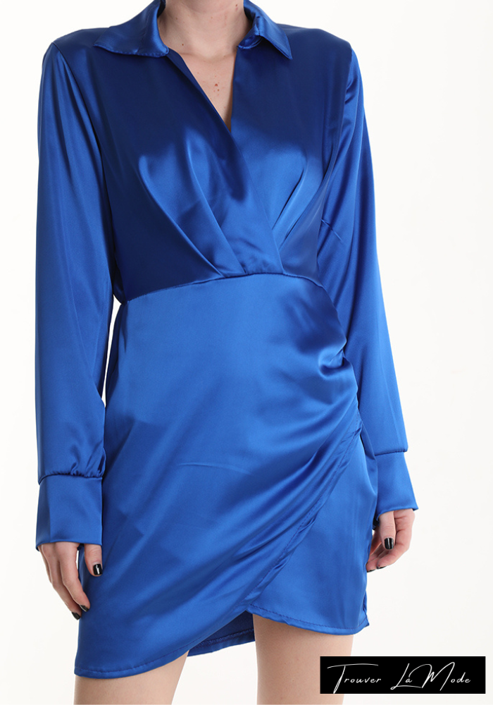 Kleid mit V-Ausschnitt, kurzem Satinausschnitt und extra langen Ärmeln - Trouver La Mode