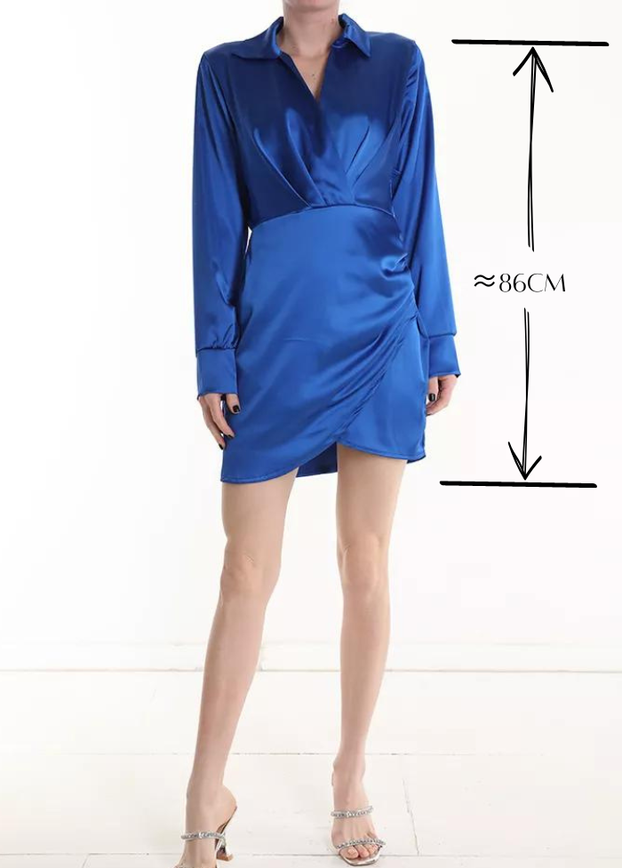 Kleid mit V-Ausschnitt, kurzem Satinausschnitt und extra langen Ärmeln - Trouver La Mode