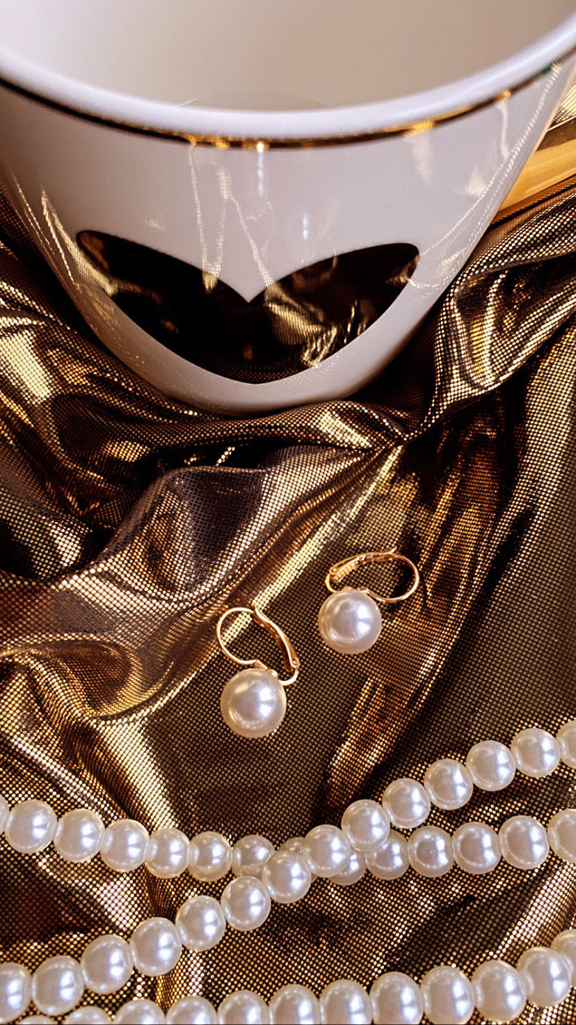 Goldfarbene Ohrringe mit Perleffekt - Trouver La Mode