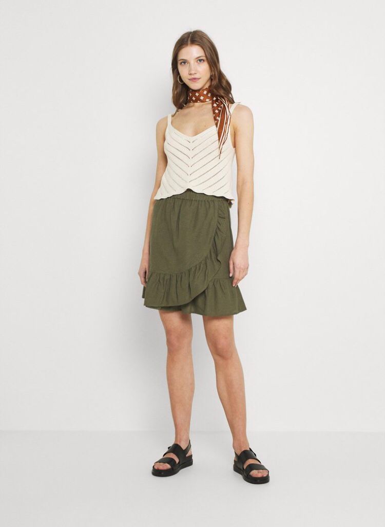 Grüner Rock mit Rüschen vorne - Trouver La Mode