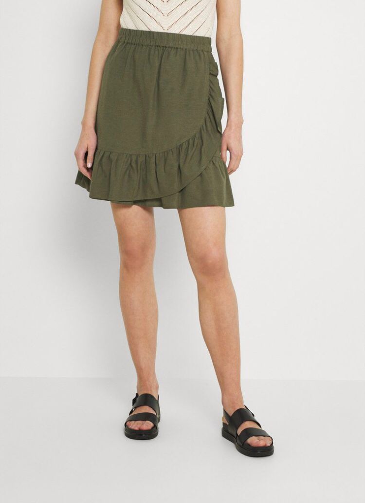 Grüner Rock mit Rüschen vorne - Trouver La Mode