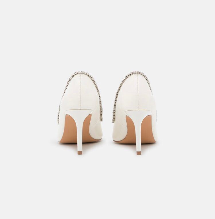 Weiße Schuhe mit glänzenden Details - Trouver La Mode