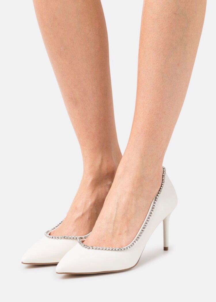 Weiße Schuhe mit glänzenden Details - Trouver La Mode