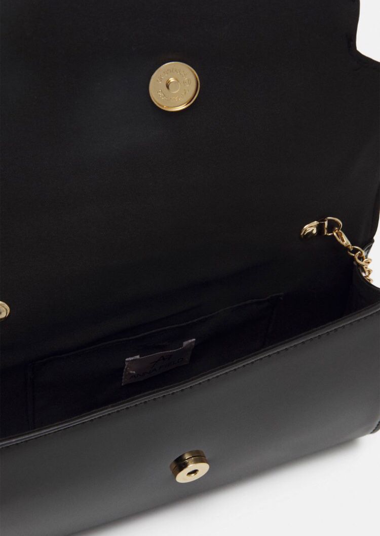 Schwarze Tasche mit goldfarbenem Kettendetail aus Metall - Trouver La Mode