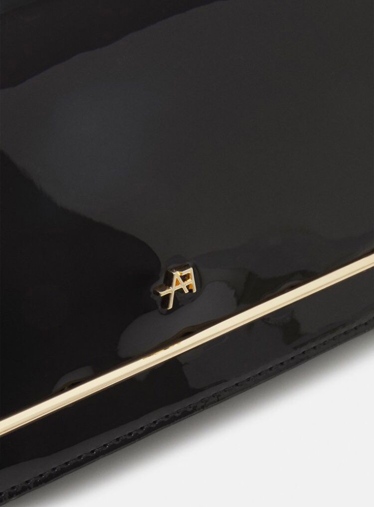 Schwarze Tasche mit goldfarbenem Kettendetail aus Metall - Trouver La Mode