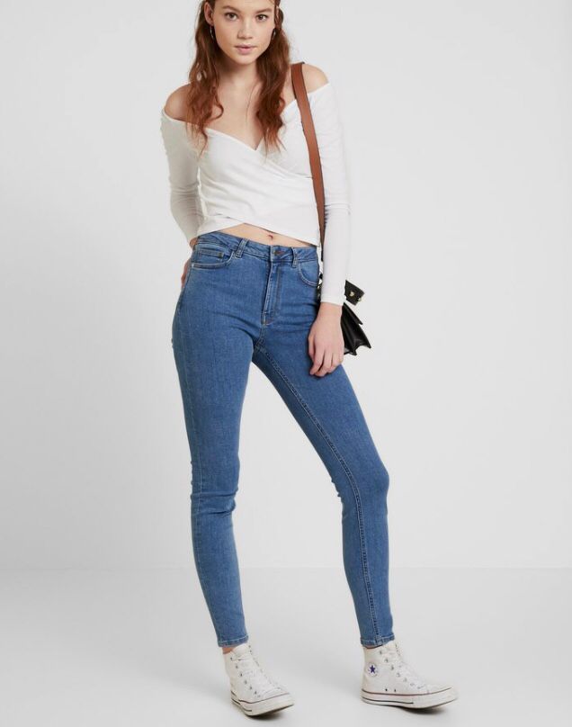 Weiße Bluse mit doppelt überlappendem Detail auf der Vorderseite - Trouver La Mode