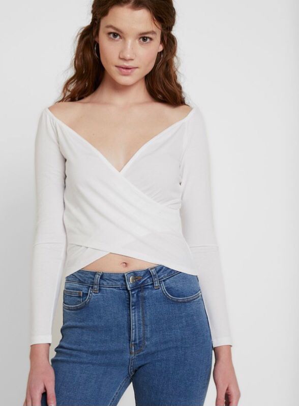 Weiße Bluse mit doppelt überlappendem Detail auf der Vorderseite - Trouver La Mode