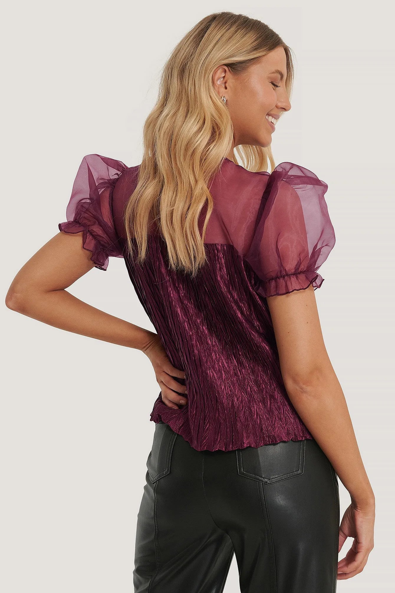 Lila-burgunderfarbene Bluse, Textur und transparente, weite Ärmel. - Trouver La Mode