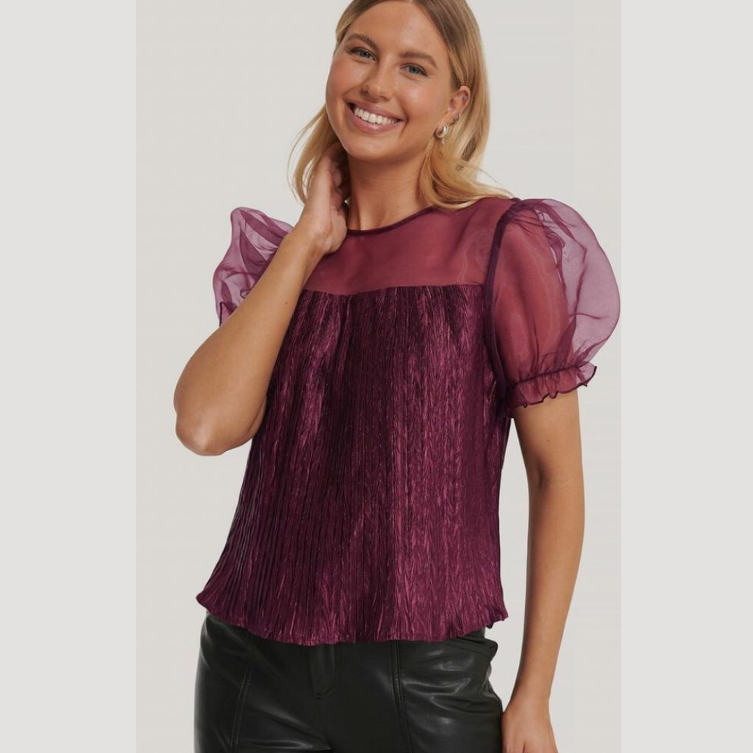 Lila-burgunderfarbene Bluse, Textur und transparente, weite Ärmel. - Trouver La Mode